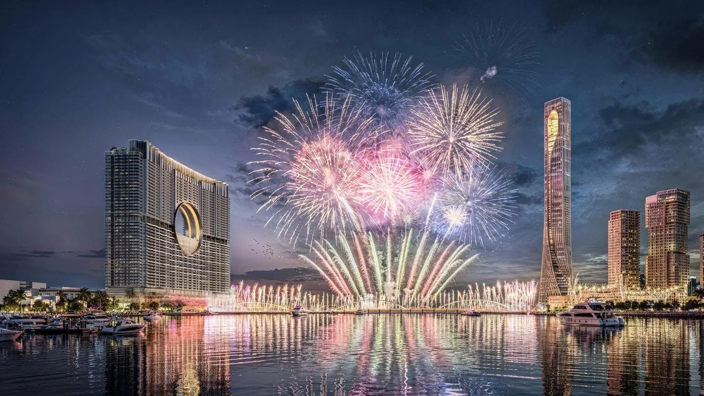 Pháo hoa trình diễn trên sông Hàn cạnh vị trí xây dựng Sun Galaxy Complex