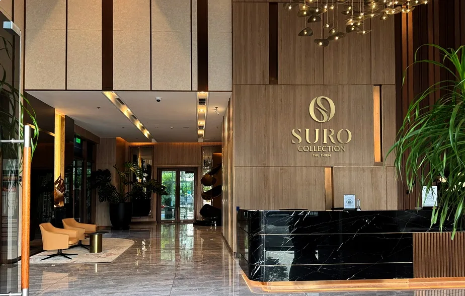 Sảnh đón khách khu căn hộ Suro Collection Thủ Thiêm với quầy lễ tân ốp đá